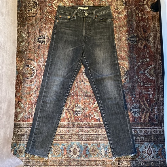 Levi’s Wedgie Skinny. High Rise. Size 26. Charcoal Distressed Grey. Stretch. - Picture 3 of 11
